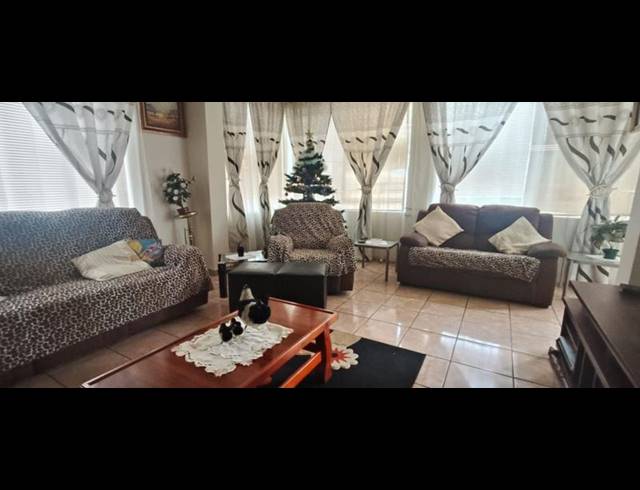 3 BEDROOM HOUSE FOR SALE IN MOUNTAIN VIEW